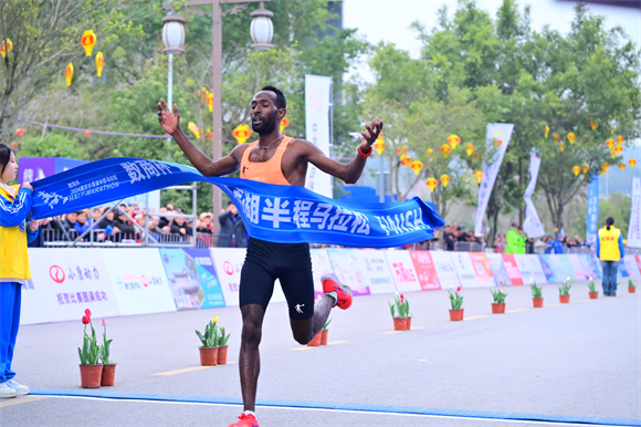 来自埃塞俄比亚的选手摘得半程马拉松男子冠军。长寿湖景区供图 华龙网发