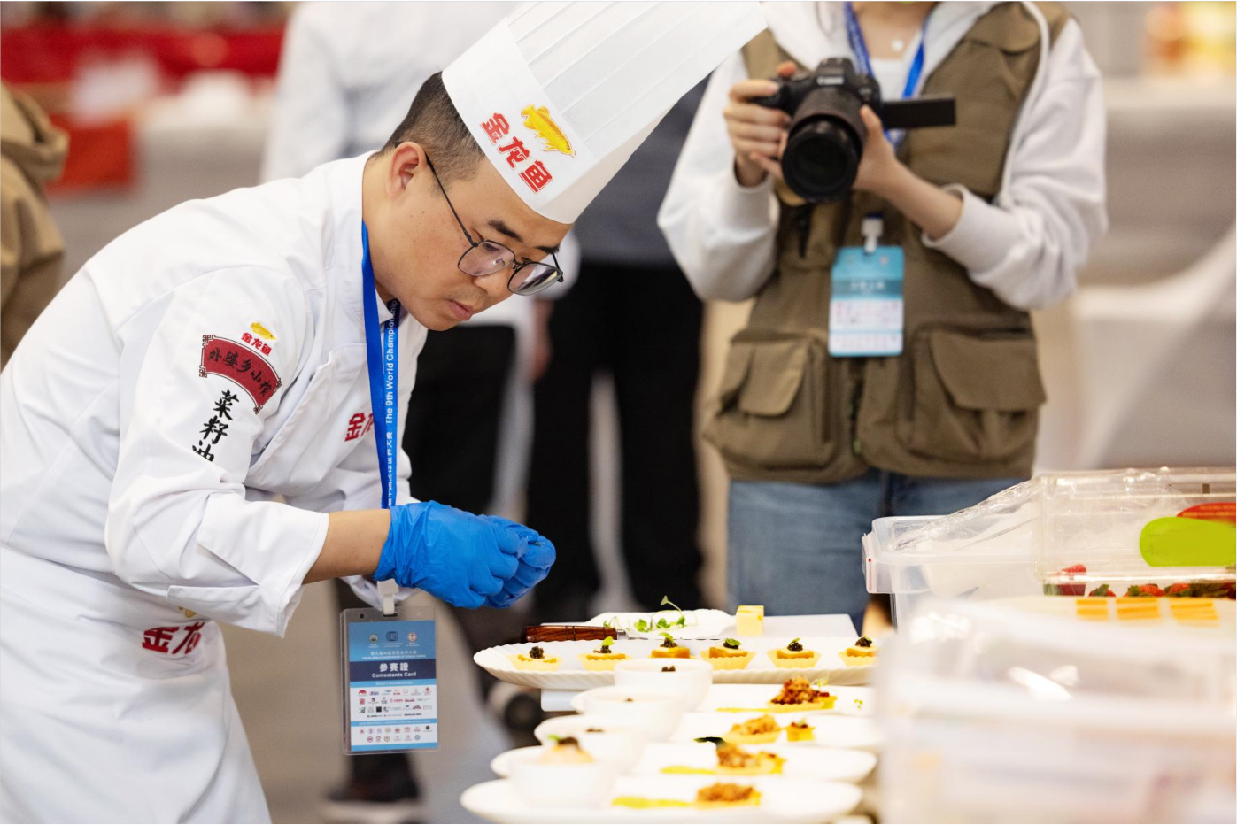 将菜品和金龙鱼产品的特点结合得淋漓尽致,通过大赛展现,弘扬中国